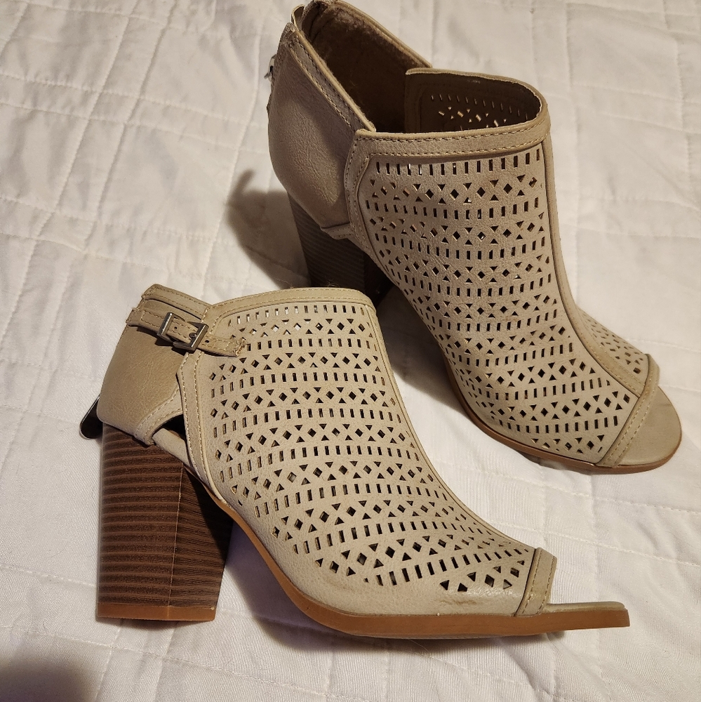 Heels - Picture 1 of 1